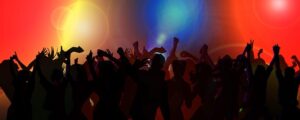 Lieder erkennen, die abends im Club laufen? Frag die DJs oder suche nach Playlists des Abends